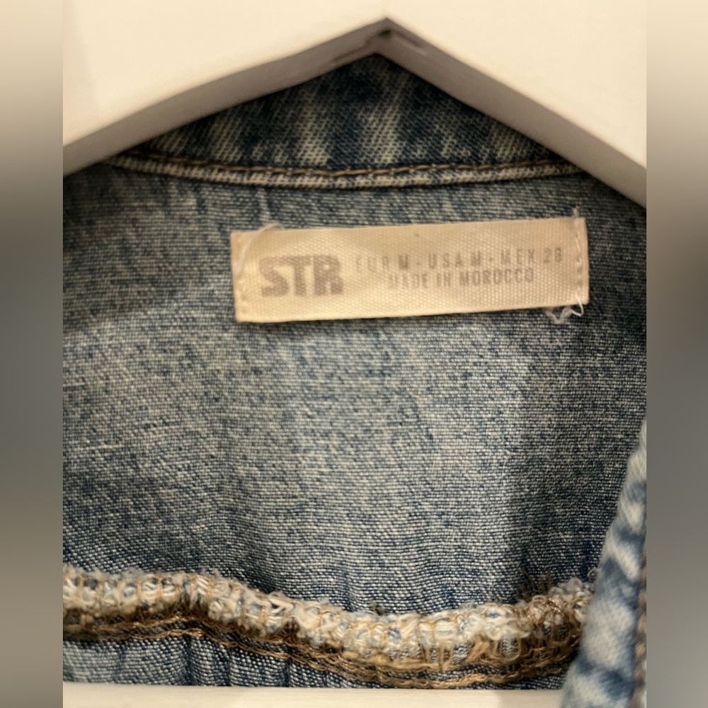 Stradivarius Denim Mini Belted shirt dress w/ruffle Boho Retro sz M flutter slee - Picture 3 of 6